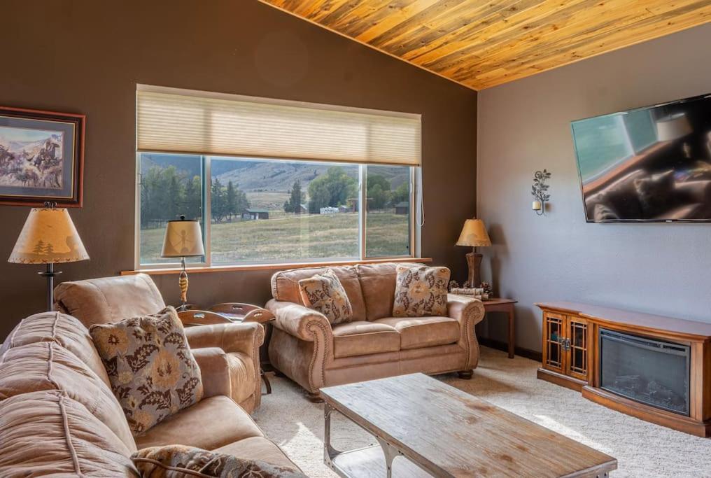 Bison Lodge - Lg Home - 2 Bedrooms - Less Than 5 Miles To Yellowstone North Entrance, Sleeps Up To 8 Gardiner Εξωτερικό φωτογραφία