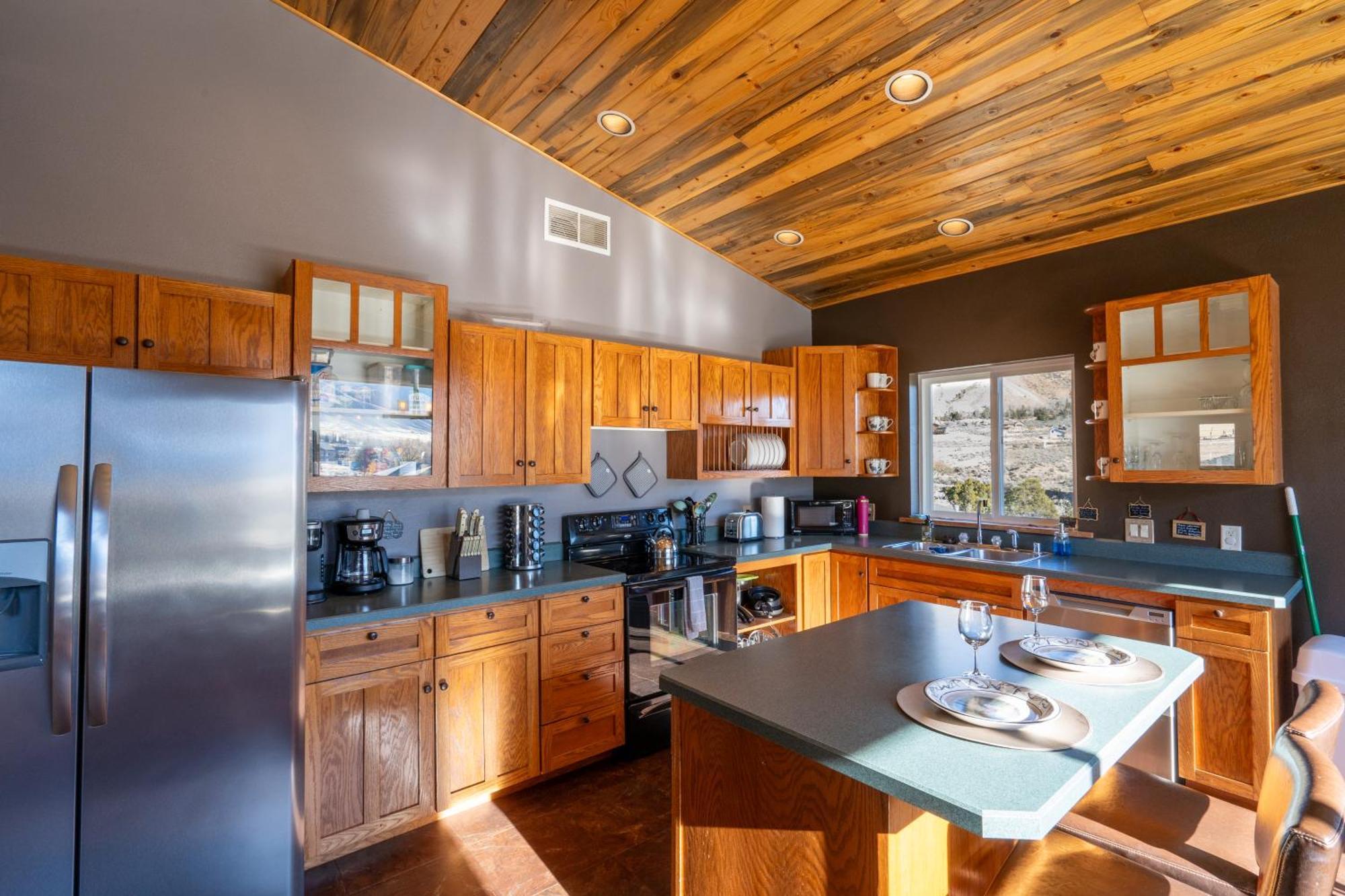 Bison Lodge - Lg Home - 2 Bedrooms - Less Than 5 Miles To Yellowstone North Entrance, Sleeps Up To 8 Gardiner Εξωτερικό φωτογραφία