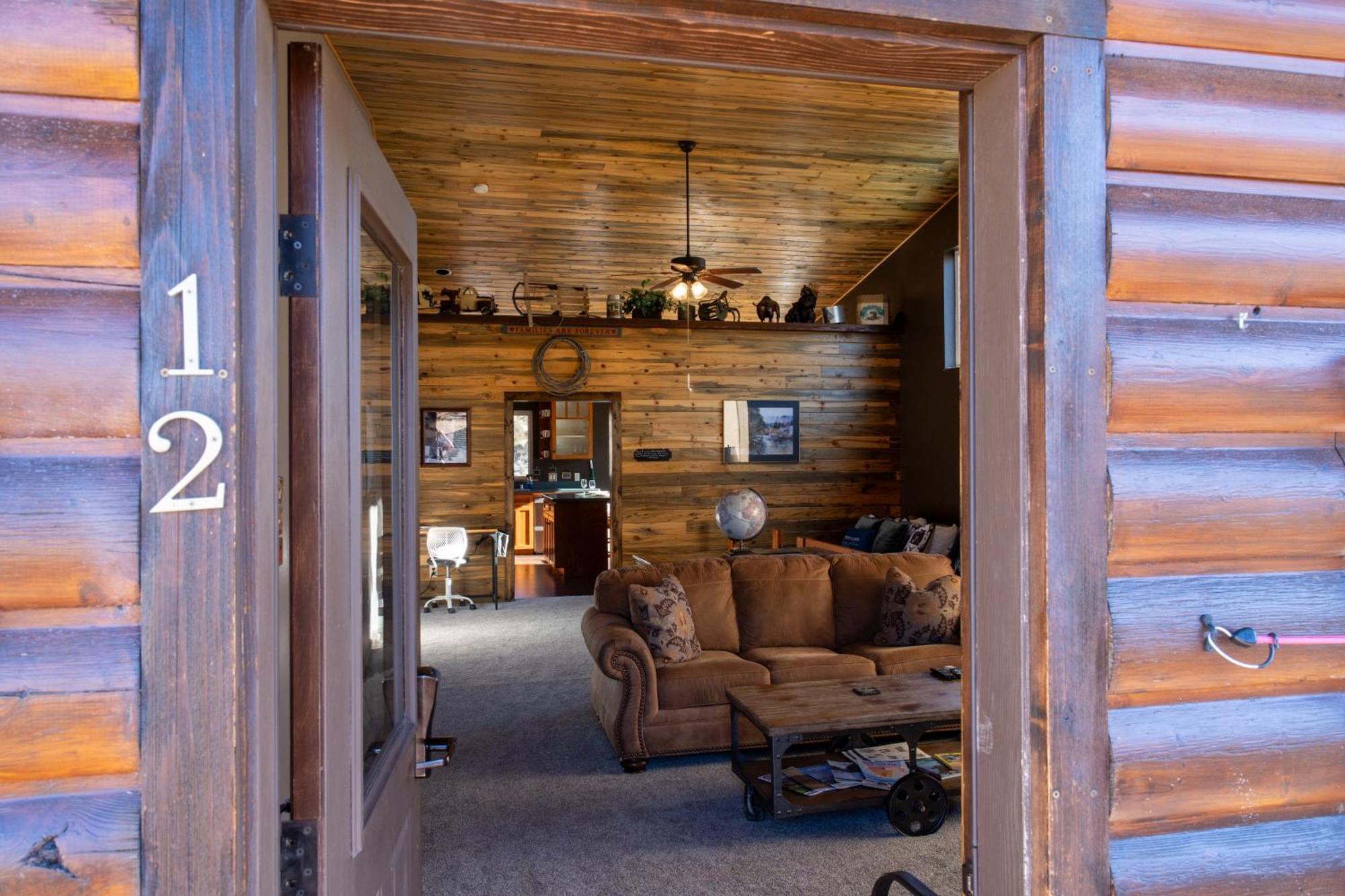 Bison Lodge - Lg Home - 2 Bedrooms - Less Than 5 Miles To Yellowstone North Entrance, Sleeps Up To 8 Gardiner Εξωτερικό φωτογραφία